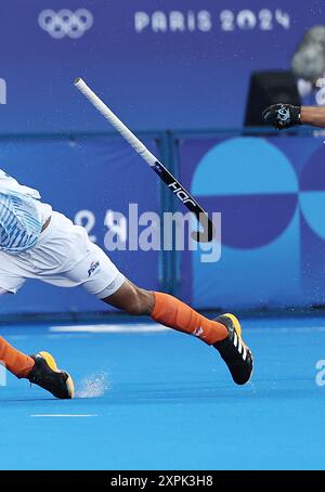 Colombes, Frankreich. August 2024. Spieler beider Seiten wetteifern um den Ball beim Halbfinalspiel der Männer zwischen Deutschland und Indien in Colombes, Frankreich, 6. August 2024. Quelle: Ren Pengfei/Xinhua/Alamy Live News Stockfoto