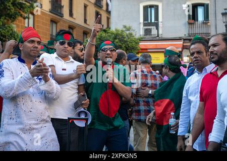 Madrid, Spanien. August 2024. Die in Spanien lebende Bangladesche Gemeinschaft, vertreten und in Madrid durch die Organisation "Valiente Bangla" einberufen, feierte heute Nachmittag auf dem Lavapies-Platz den Rücktritt von Premierminister Scheich Hasina und unterstützte die Studenten, die in Bangladesch gegen Korruption der Regierung protestierten. Quelle: D. Canales Carvajal/Alamy Live News Stockfoto