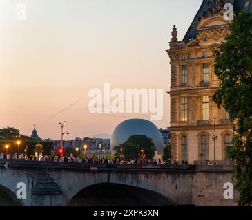 Paris, Frankreich - 2. August 2024: Pavillon de Flore mit Olympischem Flammen-Heißluftballon im Jardin des Tuileries bei Sonnenuntergang Stockfoto