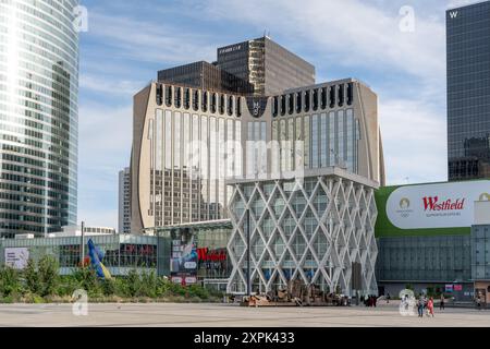 Paris, Frankreich - 4. August 2024: Moderne Wolkenkratzer und Einkaufszentrum Westfield Les 4 Temps in La Defense Stockfoto