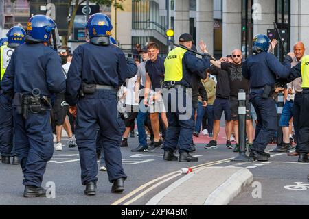 Bristol-Aufstand - rechtsextreme Aktivisten konfrontieren die Polizei während eines genug-ist-genug-Protestes in Bristol. 03-08-2024 Stockfoto