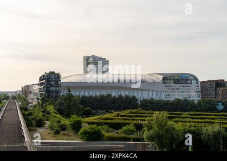 Paris, Frankreich - 4. August 2024: Paris La Defense Arena, moderner Mehrzweckort in La Defense Stockfoto