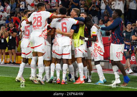 Salzburg, Österreich. August 2024. SALZBURG, ÖSTERREICH - 6. AUGUST: Spieler des FC Salzburg feiern, nachdem sie beim Qualifikationsspiel zur UEFA Champions League zwischen dem FC Salzburg und dem FC Twente am 6. August 2024 im Stadion Salzburg ein Tor geschossen haben.240806 SEPA 24 029 - 20240806 PD23304 Credit: APA-PictureDesk/Alamy Live News Stockfoto