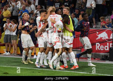 Salzburg, Österreich. August 2024. SALZBURG, ÖSTERREICH - 6. AUGUST: Spieler des FC Salzburg feiern, nachdem sie beim Qualifikationsspiel zur UEFA Champions League zwischen dem FC Salzburg und dem FC Twente am 6. August 2024 im Stadion Salzburg ein Tor geschossen haben.240806 SEPA 24 031 - 20240806 PD23300 Credit: APA-PictureDesk/Alamy Live News Stockfoto