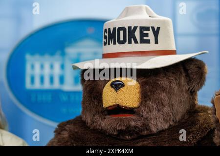 Washington, Usa. August 2024. Smokey the Bear posiert für Fotos im Presseraum des Weißen Hauses. Smokey feiert seinen 80. Geburtstag am 9. August. (Foto: Aaron Schwartz/SIPA USA) Credit: SIPA USA/Alamy Live News Stockfoto