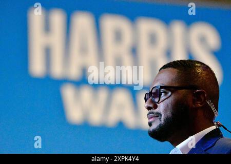 Philadelphia, USA. August 2024. Leutnant Austin Davis wird vor der US-Vizepräsidentin Kamala Harris interviewt und stellt ihren 2024 Laufkollegen Tim Walz aus Minnesota bei einer Rallye im Liacouras Center in Philadelphia am 6. August 2024 vor. Die Veranstaltung ist der Beginn einer Tour durch den Bundesstaat, um den Wählern das Wahlticket der Demokraten zu präsentieren. (Foto: Bastiaan Slabbers/SIPA USA) Credit: SIPA USA/Alamy Live News Stockfoto
