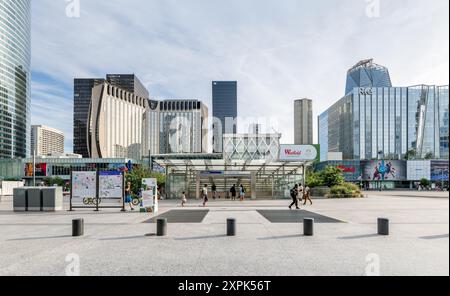 Paris, Frankreich - 4. August 2024: Eingang zum Gare La Defense mit Einkaufszentrum Les 4 Temps im Hintergrund Stockfoto