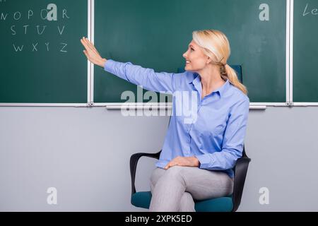 Foto einer intelligenten Senior clevere Frau Schullehrerin, die Lektion Vorlesung Lehr-Look-Board Stockfoto