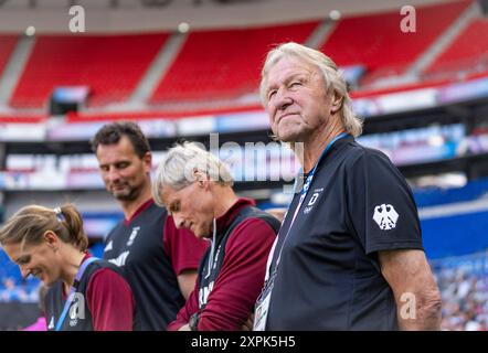 Lyon, Frankreich. August 2024. Horst Hrubesch (1. R), Cheftrainer der deutschen Mannschaft, ist vor dem Halbfinalspiel der Frauen zwischen den USA und Deutschland der Olympischen Spiele 2024 in Lyon, Frankreich, am 6. August 2024 abgebildet. Quelle: Sun Fei/Xinhua/Alamy Live News Stockfoto