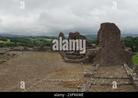 Brough Castle ist eine Burgruine im Dorf Brough in Cumbria, England. Die Burg wurde von Normannen um 1092 in der alten römischen Festung erbaut Stockfoto