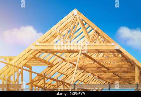 Bau--Holzrahmenbühne einer neuen Wohnattika mit Traversen für Dachkonstruktionen. Eine Baustelle vor einem klaren blauen Himmel. Stockfoto