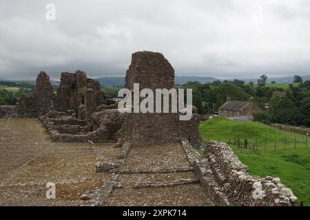 Brough Castle ist eine Burgruine im Dorf Brough in Cumbria, England. Die Burg wurde von Normannen um 1092 in der alten römischen Festung erbaut Stockfoto