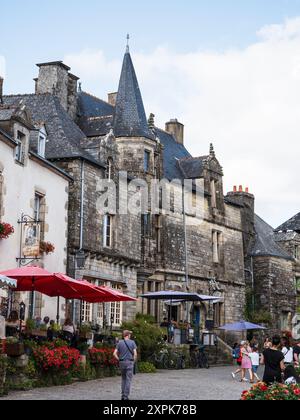 Rochefort-en-Terre, Frankreich: 5. August 2024: Hauptstraße in der Altstadt von Rochefort-en-Terre, Frankreich Stockfoto