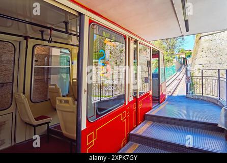 BERGAMO, ITALIEN - 7. APRIL 2022: Seilbahn Bergamo-San Vigilio, Verbindung von Bergamo Oberstadt und San Vigilio Hügel, Lombardei, Italien Stockfoto