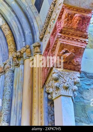 Die komplexe Skulptur Säulen Hauptstadt aus weißem und rotem Stein, Porta dei Leoni Bianchi, Basilika, Santa Maria Maggiore, Bergamo, Italien Stockfoto