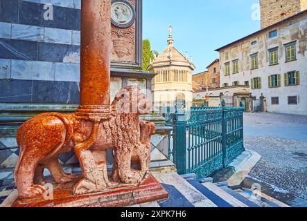 Piazza Duomo mit Säule und Skulptur des Roten Löwen-Tors der Basilika Santa Maria Maggiore, Baptisterium und Palazzo della Podesta, Bergamo, Italien Stockfoto