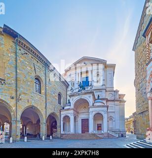 Piazza Duomo mit Kathedrale Sant'Alessandro und Palazzo della Ragione, Bergamo, Lombardei, Italien Stockfoto