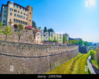 Panorama des grünen Parks, der sich entlang der Vialle delle Mura und der mittelalterlichen Stadtmauer der Citta Alta (Oberstadt) von Bergamo, Italien, erstreckt Stockfoto