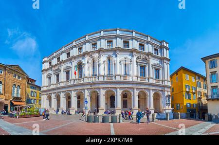 Die mittelalterliche Piazza Vecchia im Zentrum der Citta Alta mit Palazzo Nuovo, Bergamo, Lombardei, Italien Stockfoto