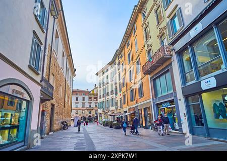 BERGAMO, ITALIEN - 7. APRIL 2022: Genießen Sie den Spaziergang Citta Bassa (Unterstadt), Via XX Settembre, Bergamo, Italien Stockfoto