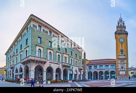 BERGAMO, ITALIEN - 7. APRIL 2022: Panorama der historischen Piazza Vittorio Veneto mit Gedenkturm (Torre dei Caduti), wunderschönen Gebäuden, Citta Bassa, B Stockfoto