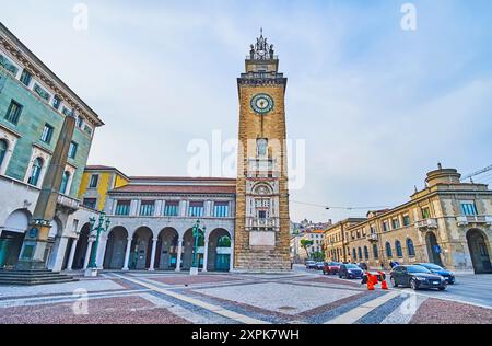 Der aus Stein gemeißelte Gedenkturm befindet sich auf der Piazza Vittorio Veneto in Citta Bassa in Bergamo, Italien Stockfoto