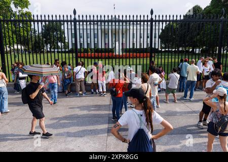 Washington, Usa. August 2024. Touristen machen Fotos auf der Pennsylvania Avenue mit Blick auf den Nordrasen des Weißen Hauses am Dienstag, den 6. August 2024. (Foto: Aaron Schwartz/SIPA USA) Credit: SIPA USA/Alamy Live News Stockfoto