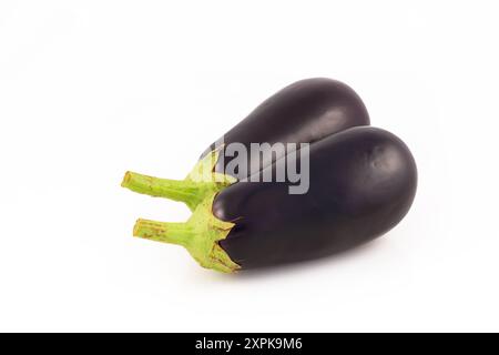 Aubergine auf weißem Hintergrund isoliert. Stockfoto