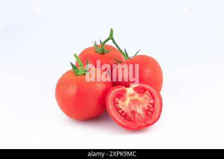 Frische Tomate mit Wassertröpfchen isoliert auf weißem Hintergrund. Stockfoto