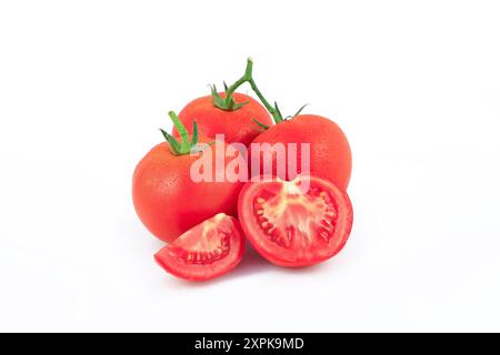 Frische Tomate mit Wassertröpfchen isoliert auf weißem Hintergrund. Stockfoto