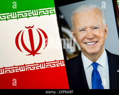 6. August 2024: Eine Foto-Illustration, die ein offizielles Porträt des US-Präsidenten Joe Biden vor der Flagge der Islamischen Republik Iran zeigt. Der Konflikt im Nahen Osten ist am Horizont, nachdem der israelische Premierminister Benjamin Netanjahu die doppelte Ermordung eines libanesischen Hezbollah-Kommandeurs in Beirut und eines politischen Führers der Hamas Ismail Haniyeh in Teheran angeordnet hat. Der Iran hat gelobt, Vergeltungsmaßnahmen zu ergreifen, was Ängste vor einem umfassenderen Regionalkrieg durch den Krieg zwischen Israel und der Hamas in Gaza hervorrief, wobei der russische Präsident Wladimir Putin angeblich Isklander-Raketen im Rahmen eines Waffenabkommens an den Iran und die Ira übertrug Stockfoto