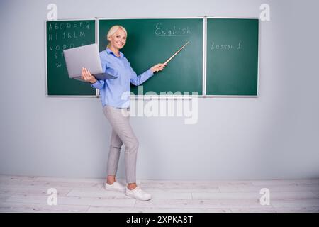 Foto einer charmanten, cleveren Schullehrerin, die im Klassenzimmer Vorlesungen führt Stockfoto