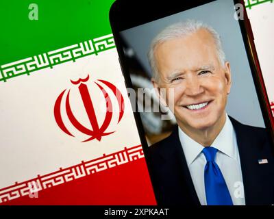 6. August 2024: Eine Foto-Illustration, die ein offizielles Porträt des US-Präsidenten Joe Biden vor der Flagge der Islamischen Republik Iran zeigt. Der Konflikt im Nahen Osten ist am Horizont, nachdem der israelische Premierminister Benjamin Netanjahu die doppelte Ermordung eines libanesischen Hezbollah-Kommandeurs in Beirut und eines politischen Führers der Hamas Ismail Haniyeh in Teheran angeordnet hat. Der Iran hat gelobt, Vergeltungsmaßnahmen zu ergreifen, was Ängste vor einem umfassenderen Regionalkrieg durch den Krieg zwischen Israel und der Hamas in Gaza hervorrief, wobei der russische Präsident Wladimir Putin angeblich Isklander-Raketen im Rahmen eines Waffenabkommens an den Iran und die Ira übertrug Stockfoto