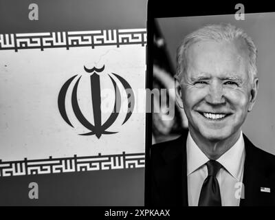 6. August 2024: Eine Foto-Illustration, die ein offizielles Porträt des US-Präsidenten Joe Biden vor der Flagge der Islamischen Republik Iran zeigt. Der Konflikt im Nahen Osten ist am Horizont, nachdem der israelische Premierminister Benjamin Netanjahu die doppelte Ermordung eines libanesischen Hezbollah-Kommandeurs in Beirut und eines politischen Führers der Hamas Ismail Haniyeh in Teheran angeordnet hat. Der Iran hat gelobt, Vergeltungsmaßnahmen zu ergreifen, was Ängste vor einem umfassenderen Regionalkrieg durch den Krieg zwischen Israel und der Hamas in Gaza hervorrief, wobei der russische Präsident Wladimir Putin angeblich Isklander-Raketen im Rahmen eines Waffenabkommens an den Iran und die Ira übertrug Stockfoto