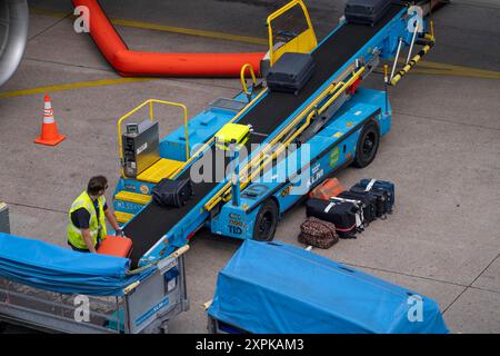 Flughafen Amsterdam Schiphol, Verladung von Fluggepäck in einem Flieger, Boeing 737, Niederlande, Amsterdam Schiphol *** Flughafen Amsterdam Schiphol, Verladung von Gepäck in ein Flugzeug, Boeing 737, Niederlande, Amsterdam Schiphol Stockfoto