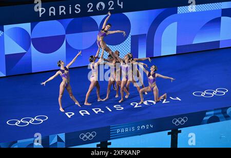 St. Denis. August 2024. Das Team Spanien tritt während der sportfreien Sportart des künstlerischen Schwimmens bei den Olympischen Spielen 2024 in Saint-Denis am 6. August 2024 an. Quelle: Xia Yifang/Xinhua/Alamy Live News Stockfoto