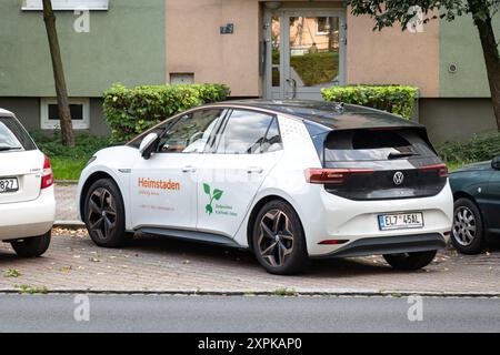 OSTRAVA, TSCHECHIEN - 28. AUGUST 2023: Elektrofahrzeug Volkswagen ID.3 der Firma Heimstaden parkt auf der Straße Stockfoto