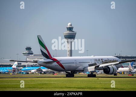 Emirates Boeing 777-31H, Flugzeug bei der Landung auf den Flughafen Amsterdam Schiphol, Buitenveldertbaan, 09/27, Tower der Flugsicherung, Terminal, Niederlande, Amsterdam Schiphol *** Emirates Boeing 777 31H, Flugzeug landet am Flughafen Amsterdam Schiphol, Buitenveldertbaan, 09 27, Flugsicherungsturm, Terminal, Niederlande, Amsterdam Schiphol Stockfoto