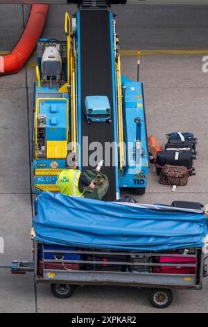 Flughafen Amsterdam Schiphol, Verladung von Fluggepäck in einem Flieger, Boeing 737, Niederlande, Amsterdam Schiphol *** Flughafen Amsterdam Schiphol, Verladung von Gepäck in ein Flugzeug, Boeing 737, Niederlande, Amsterdam Schiphol Stockfoto