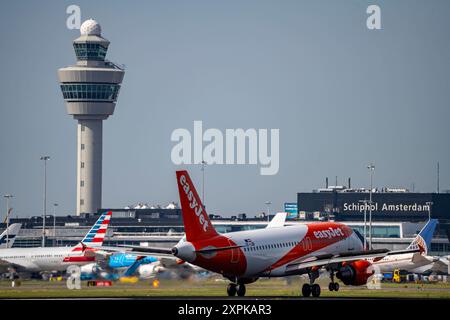 EasyJet Airbus A319-111, Flugzeug bei der Landung auf den Flughafen Amsterdam Schiphol, Buitenveldertbaan, 09/27, Tower der Flugsicherung, Terminal, Niederlande, Amsterdam Schiphol *** Easyjet Airbus A319 111, landet am Flughafen Amsterdam Schiphol, Buitenveldertbaan, 09 27, Air Traffic Control Tower, Terminal, Niederlande, Amsterdam Schiphol Stockfoto