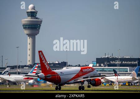 EasyJet Airbus A319-111, Flugzeug bei der Landung auf den Flughafen Amsterdam Schiphol, Buitenveldertbaan, 09/27, Tower der Flugsicherung, Terminal, Niederlande, Amsterdam Schiphol *** Easyjet Airbus A319 111, landet am Flughafen Amsterdam Schiphol, Buitenveldertbaan, 09 27, Air Traffic Control Tower, Terminal, Niederlande, Amsterdam Schiphol Stockfoto