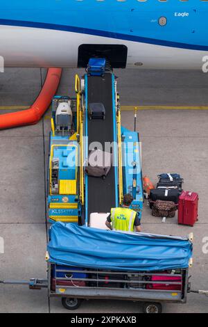 Flughafen Amsterdam Schiphol, Verladung von Fluggepäck in einem Flieger, Boeing 737, Niederlande, Amsterdam Schiphol *** Flughafen Amsterdam Schiphol, Verladung von Gepäck in ein Flugzeug, Boeing 737, Niederlande, Amsterdam Schiphol Stockfoto