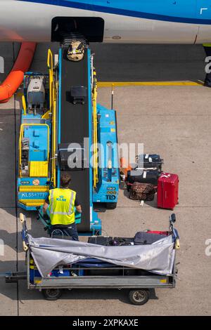 Flughafen Amsterdam Schiphol, Verladung von Fluggepäck in einem Flieger, Boeing 737, Niederlande, Amsterdam Schiphol *** Flughafen Amsterdam Schiphol, Verladung von Gepäck in ein Flugzeug, Boeing 737, Niederlande, Amsterdam Schiphol Stockfoto