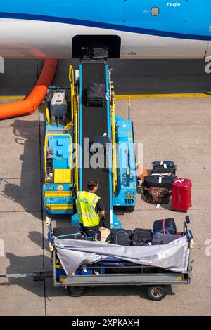 Flughafen Amsterdam Schiphol, Verladung von Fluggepäck in einem Flieger, Boeing 737, Niederlande, Amsterdam Schiphol *** Flughafen Amsterdam Schiphol, Verladung von Gepäck in ein Flugzeug, Boeing 737, Niederlande, Amsterdam Schiphol Stockfoto