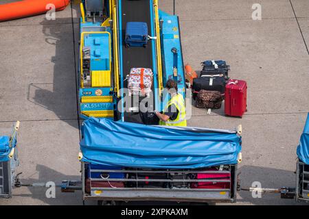 Flughafen Amsterdam Schiphol, Verladung von Fluggepäck in einem Flieger, Boeing 737, Niederlande, Amsterdam Schiphol *** Flughafen Amsterdam Schiphol, Verladung von Gepäck in ein Flugzeug, Boeing 737, Niederlande, Amsterdam Schiphol Stockfoto