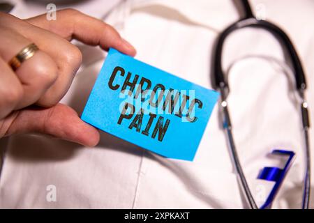 Symbol für Schmerzlinderung. Konzeptwort Schmerzlinderung auf Holzblöcken. Schöner blauer Hintergrund mit Pillen. Medizin und Schmerzlinderungskonzept. Kopierbereich Stockfoto