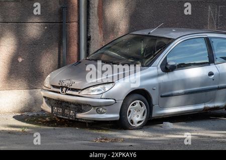 OSTRAVA, TSCHECHISCHE REPUBLIK - 25. AUGUST 2023: Wrack des silbernen Autos Peugeot 207 parkt auf der Straße Stockfoto