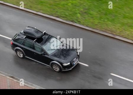 OSTRAVA, TSCHECHIEN - 23. MÄRZ 2024: Audi A4 Avant Allroad Quattro B8 Kombi mit Dachbox und Bewegungsunschärfe Stockfoto