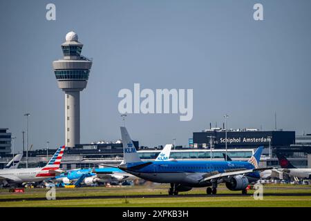 KLM Embraer E195-E2, Flugzeug bei der Landung auf den Flughafen Amsterdam Schiphol, Buitenveldertbaan, 09/27, Tower der Flugsicherung, Terminal, Niederlande, Amsterdam Schiphol *** KLM Embraer E195 E2, Flugzeug landet am Flughafen Amsterdam Schiphol, Buitenveldertbaan, 09 27, Flugsicherungsturm, Terminal, Niederlande, Amsterdam Schiphol Stockfoto