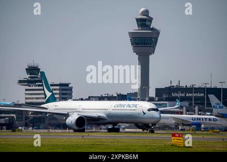 Cathay Pacific Flugzeug auf den Flughafen Amsterdam Schiphol, auf dem taxiway zum Start auf der Aalsmeerbaan, 18L/36R, Tower der Flugsicherung, Terminal, Niederlande, Amsterdam Schiphol *** Cathay Pacific Flugzeug am Flughafen Amsterdam Schiphol, auf dem Rollweg für den Start auf der Aalsmeerbaan, 18L 36R, Flugsicherungsturm, Terminal, Niederlande, Amsterdam Schiphol Stockfoto